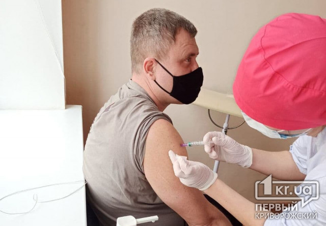 В Кривом Роге 36 спасателей вакцинировались от коронавируса