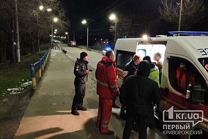 Криворожанка бросилась с моста, ее спасли пожарные