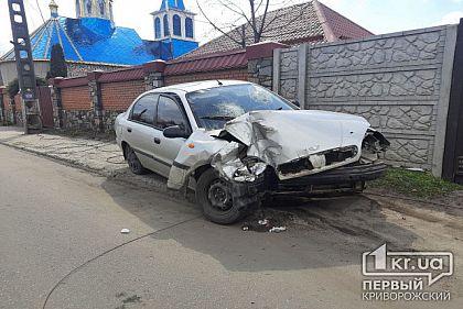 В Кривом Роге водитель на легковушке снес столб