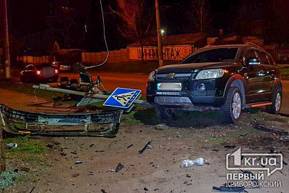 ДТП в Кривом Роге: два авто снесли светофор и знак пешеходного перехода