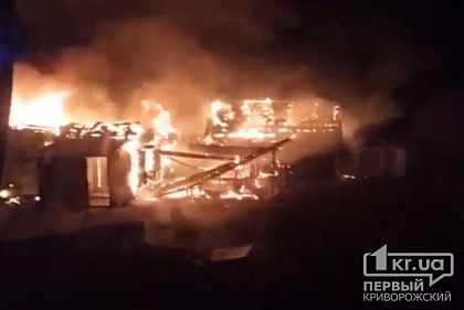 Ночью в частном секторе сгорели авто, гараж и частный дом