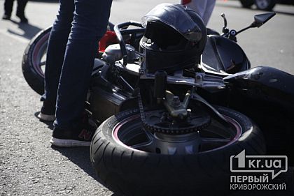 Мотоцикл врезался в столб: погиб водитель и пострадал пассажир