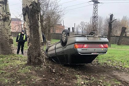 В Кривом Роге легковушка перевернулась на крышу в результате ДТП