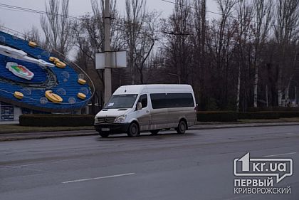 Из-за карантина криворожане стоят в очередях, чтобы добраться на работу общественным транспортом