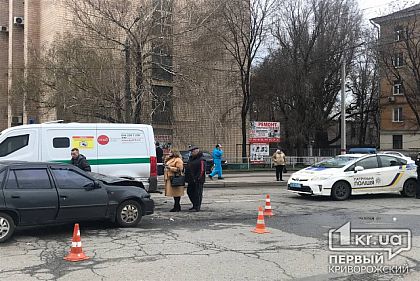 В Кривом Роге столкнулись легковушка и авто инкассаторов: два человека пострадали
