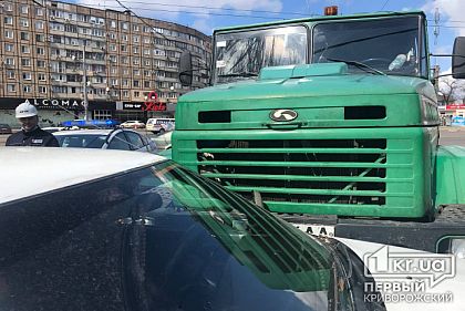 На оживленном перекрестке в Кривом Роге столкнулись КрАЗ и Mazda