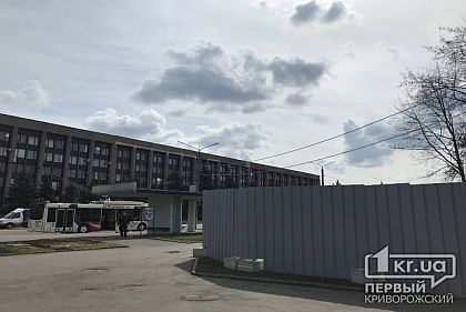 Ежемесячно на строительство стелы возле флагштока на проспекте Металлургов тратят по 449 тысяч гривен