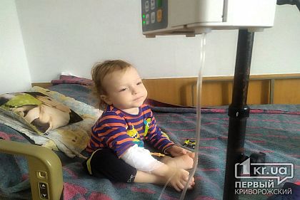 Двухлетнему криворожанину нужно собрать 50 тысяч долларов, чтобы побороть лейкоз