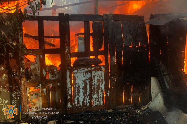 У Кривому Розі вогнеборці загасили пожежу у господарчих спорудах