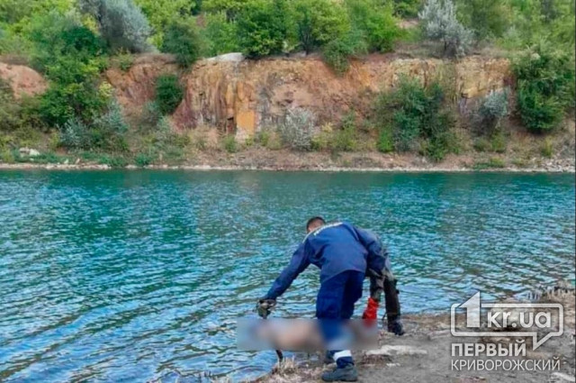 На выходных криворожские спасатели достали тело утонувшего мужчины из карьера