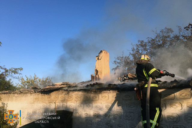 У Криворізькому районі вогнеборці ліквідували пожежу на території приватного будинку