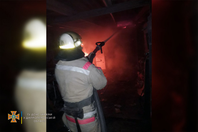 В Криворожском районе спасатели потушили пожар в частном дворе