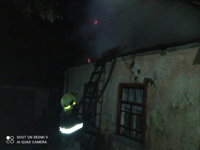 Спасатели Кривого Рога потушили пожар в частном доме