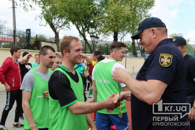 Криворожские пожарные завоевали серебро на чемпионате по мини-футболу