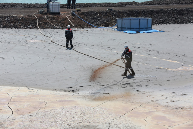 Экологи Ингулецкого ГОКа применяют новый реагент для борьбы с пылением