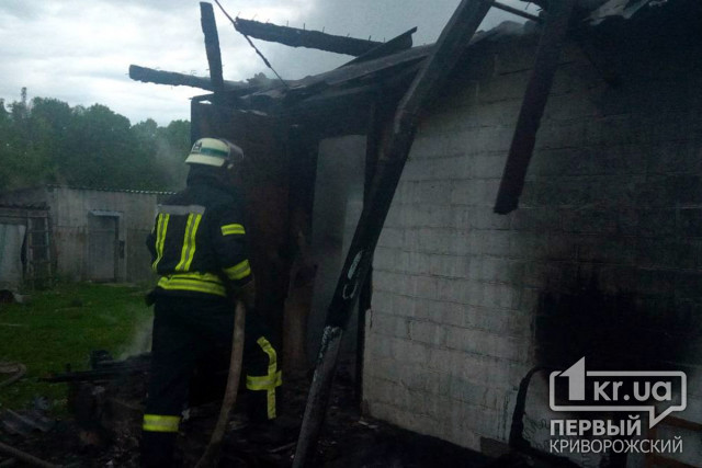 Больше трех часов спасатели тушили горящие дом и веранду в Пятихатках