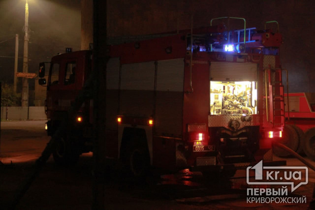 Ночью спасатели в Кривом Роге полтора часа тушили пожар в двухэтажном доме