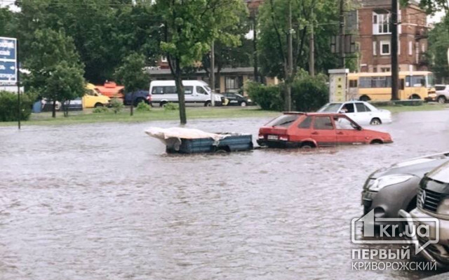 Затопило магазины и подъезды, а машины «утонули» в дождевой воде: непогода в Кривом Роге