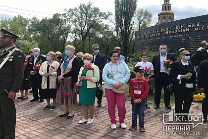 Онлайн: в Кривом Роге возле монумента «Победа» зажгли факелы