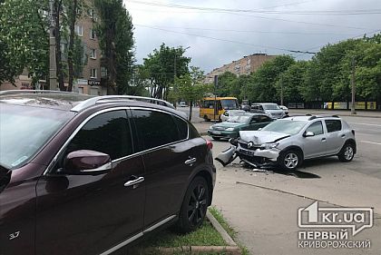 ДТП в Кривом Роге: легковушка выехала за пределы проезжей части