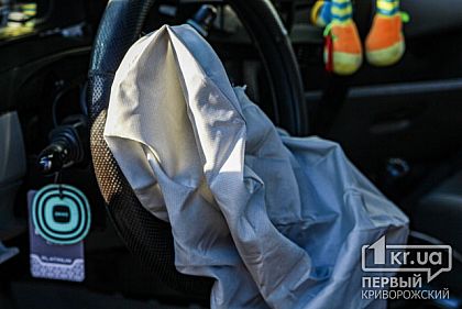 Столб рухнул на авто: пострадали двое криворожан