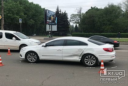 Пока светофор не работал: в Кривом Роге легковушка выехала на тротуар