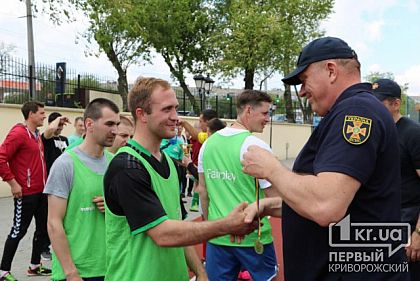 Криворожские пожарные завоевали серебро на чемпионате по мини-футболу