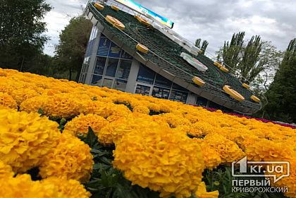 На главных цветочных часах обновляют цветы