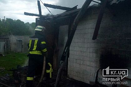 Больше трех часов спасатели тушили горящие дом и веранду в Пятихатках