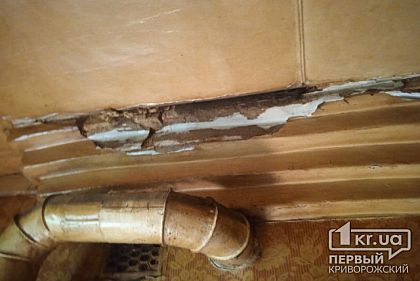 Боимся, что рухнет потолок, — жители двухэтажного дома жалуются на проблему с кровлей