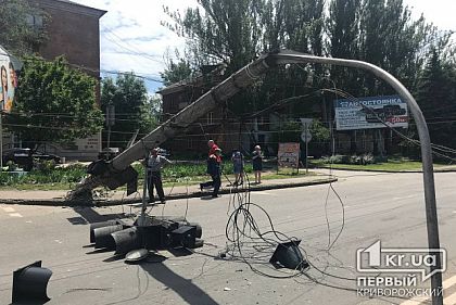 В Кривом Роге столб со светофором рухнул на проезжую часть