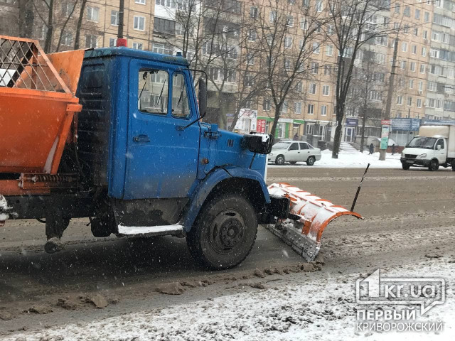 Более 100 спецмашин расчищают снег на трассах Днепропетровской области