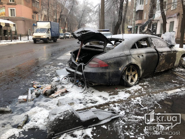 Оружие и боеприпасы нашли полицейские в сгоревшем Mercedes