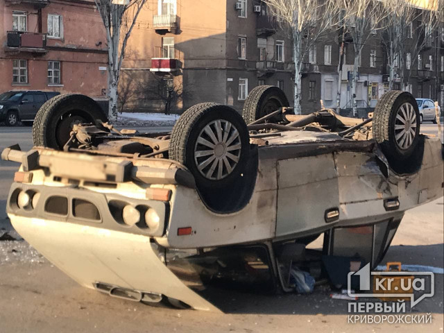 ДТП в Кривом Роге: авто перевернулось на крышу, пострадал водитель