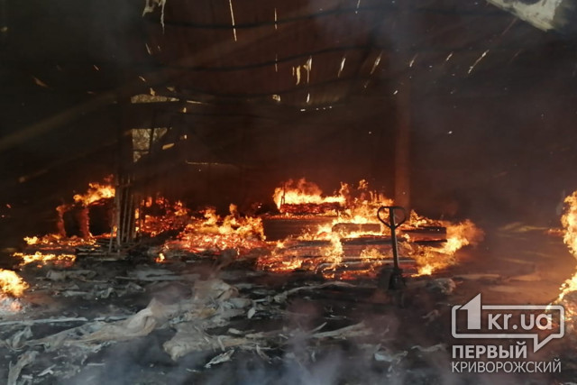 В Криворожском районе горел мебельный склад