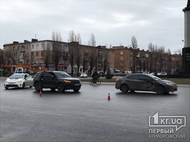 На площади Владимира Великого случилось два ДТП