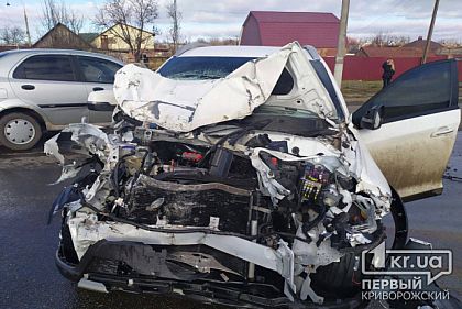Трое криворожан пострадали в результате лобового столкновения легковушки и грузовика