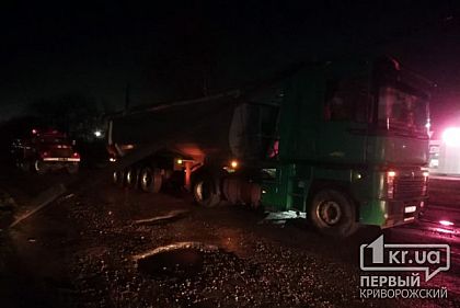 В Апостолово столб рухнул на грузовик