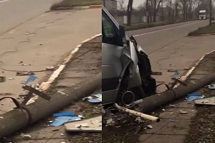 Маршрутка врезалась в столб, пострадали двое криворожан