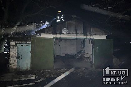 Ночью спасатели тушили пылающий гараж