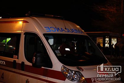 Парень, который сбросился с крыши многоэтажки, погиб