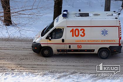 Пожарные вытащили скорую, в которой была роженица, из снежного заноса