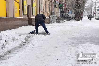 Территорию возле магазинов, закрытых из-за локдауна, должны убрать от снега