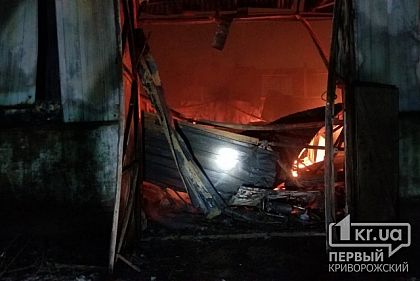 Масштабный пожар: дотла сгорели здание и два авто