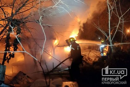 В Кривом Роге дотла сгорели пять хозсооружений