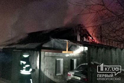 В результате масштабного пожара в частном секторе сгорели дом и авто