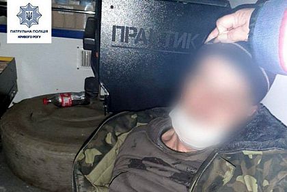 Копы спасли криворожанина, чуть не замерзшего в снегу