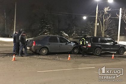 Три авто попали в ДТП на оживленном участке дороги во время рабочей перевозки