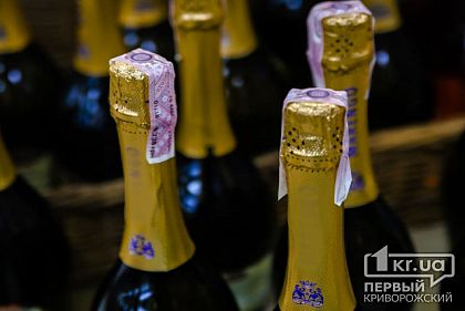 Угрожая продавцу ножом, криворожанин забрал три бутылки алкоголя