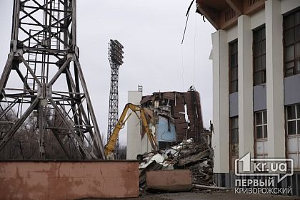 Начат демонтаж трибуны стадиона «Металлург», — сколько потратят на реконструкцию